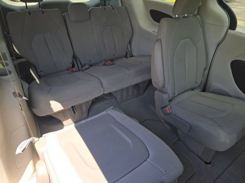 Used 2020 Chrysler Pacifica Touring FWD image 28