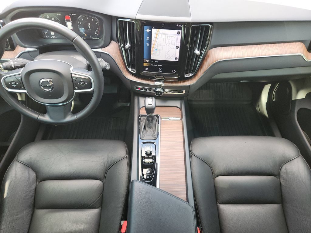 Used 2021 Volvo XC60 T5 Momentum w/ Premium Package FWD image 5