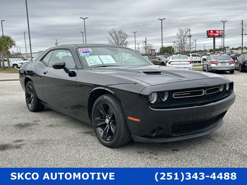 Used 2019 Dodge Challenger SXT image 7