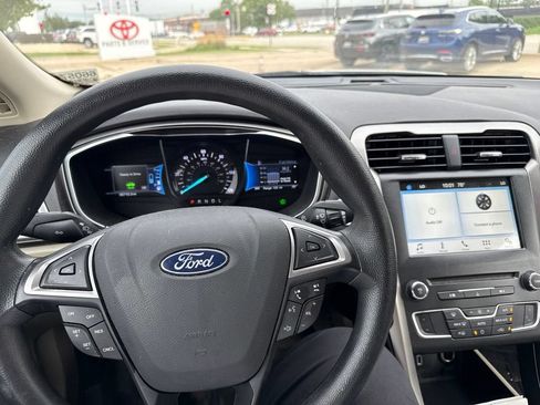 Used 2018 Ford Fusion SE FWD image 16