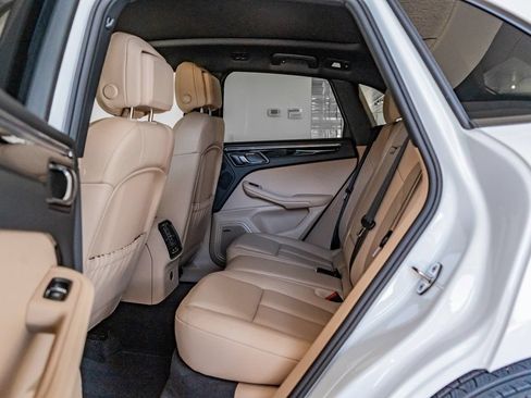 Certified 2025 Porsche Macan AWD/4WD image 25