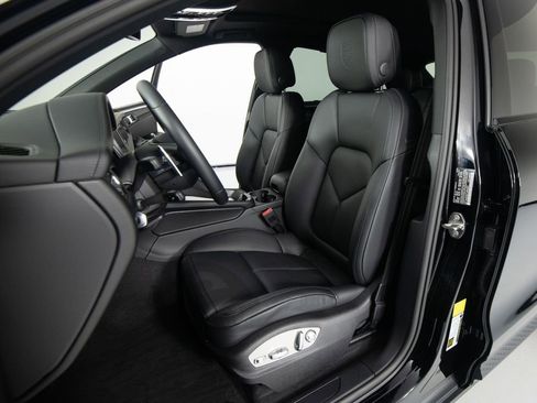 Certified 2026 Porsche Macan AWD/4WD image 16