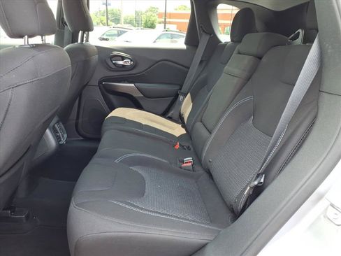 Used 2019 Jeep Cherokee Latitude w/ Popular Appearance Group FWD image 16