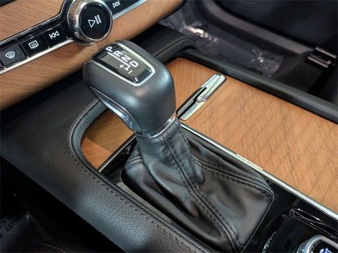 Certified 2022 Volvo XC90 T6 Momentum w/ Climate Package image 21