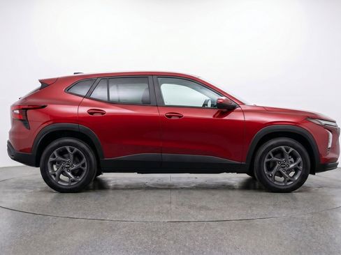 Used 2025 Chevrolet Trax LT w/ LT Convenience Package FWD image 11