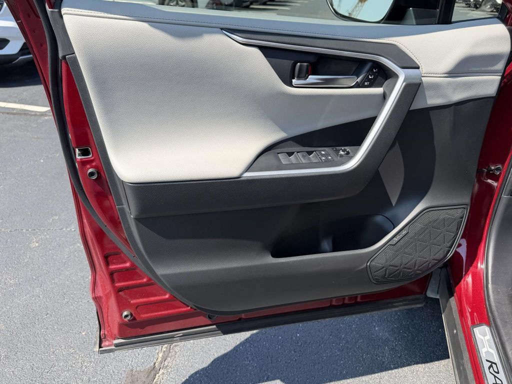 Used 2020 Toyota RAV4 Limited AWD/4WD image 16