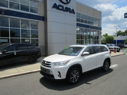 Used 2019 Toyota Highlander XLE AWD/4WD image 1
