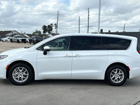 Used 2023 Chrysler Pacifica Touring-L FWD image 8