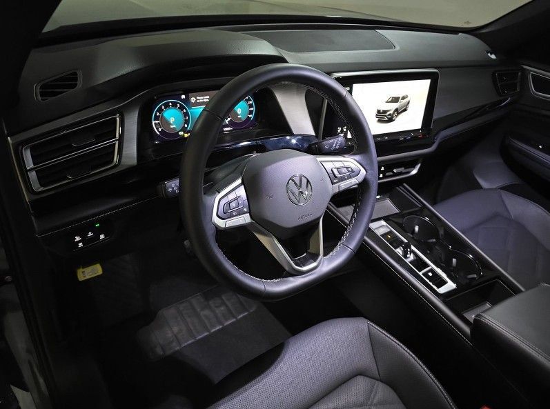 Used 2024 Volkswagen Atlas Cross Sport SE w/ Panoramic Sunroof Package AWD/4WD image 5