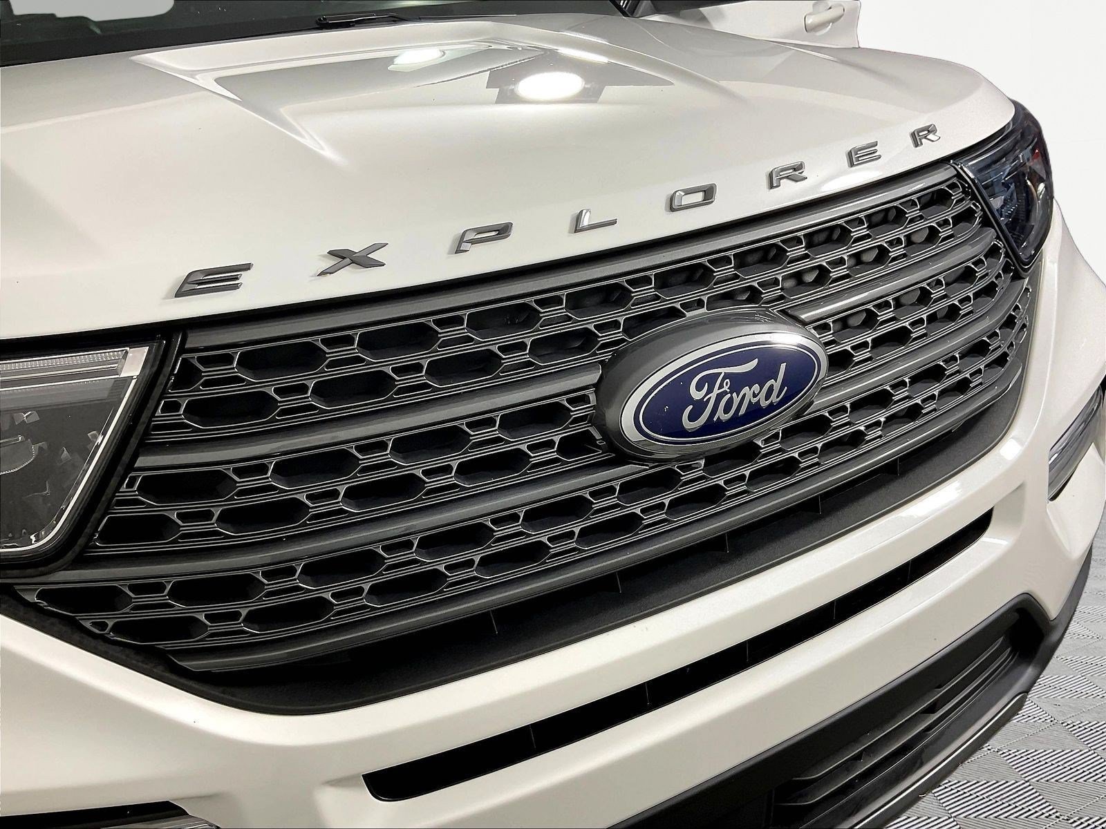 Used 2024 Ford Explorer XLT w/ Equipment Group 202A AWD/4WD image 34