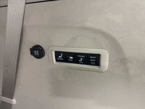 Certified 2017 Chrysler Pacifica Limited w/ Advanced Safetytec Group image 8