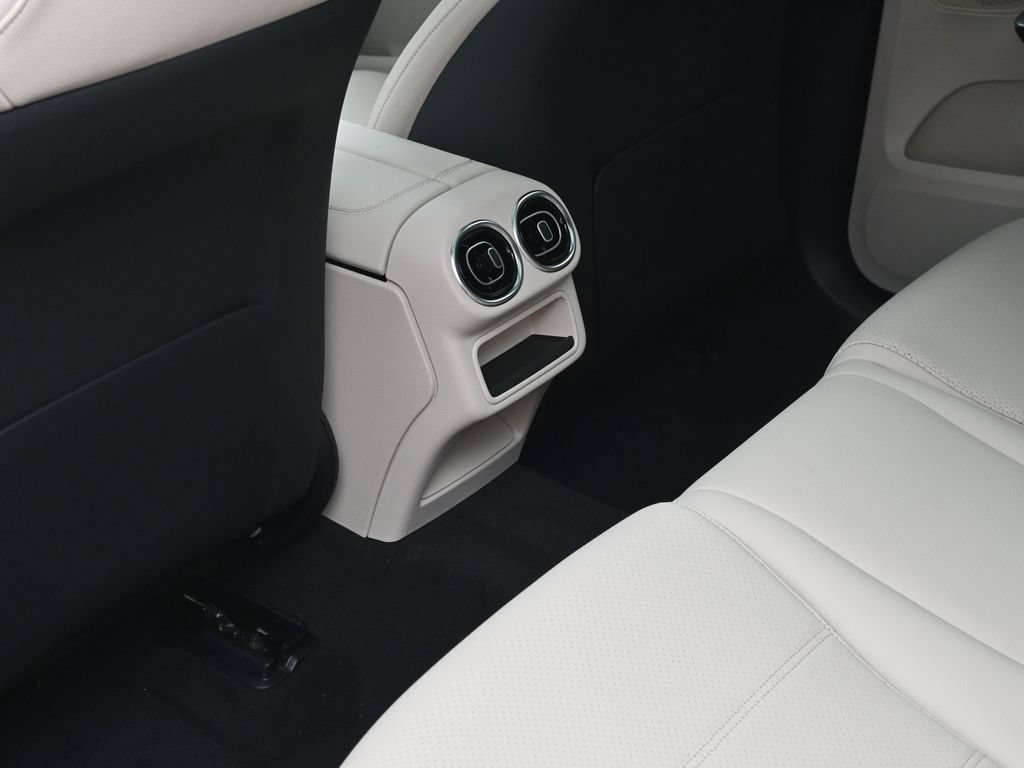 Used 2025 Mercedes-Benz GLC 300 4MATIC image 28