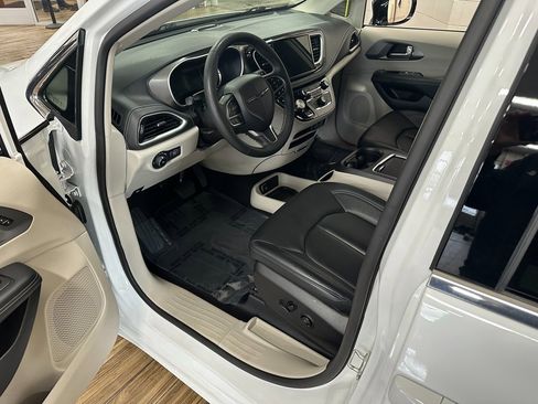 Certified 2024 Chrysler Pacifica Select image 9
