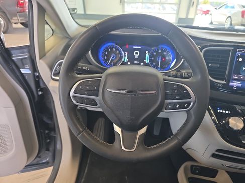 Used 2023 Chrysler Pacifica Touring-L FWD image 10