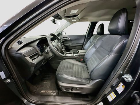 Used 2025 Mitsubishi Outlander AWD image 13