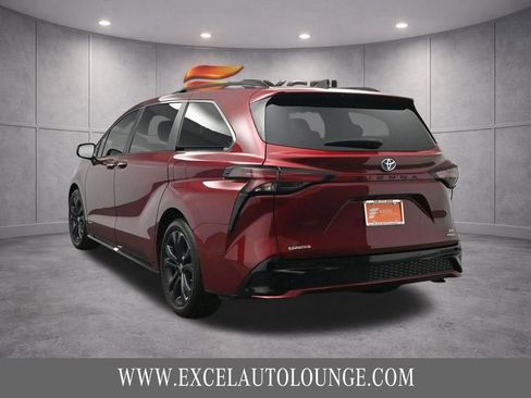 Used 2021 Toyota Sienna XSE FWD image 5