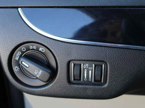 Used 2016 Dodge Grand Caravan SXT image 13