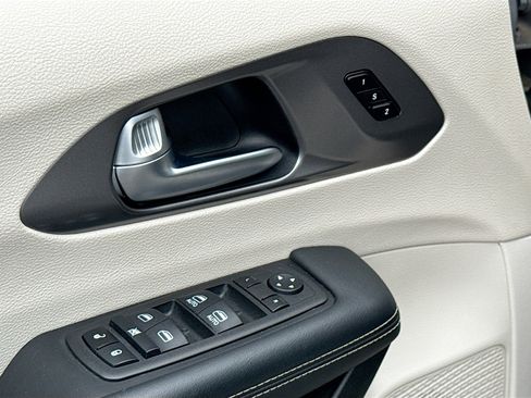 Used 2023 Chrysler Pacifica Touring-L FWD image 9