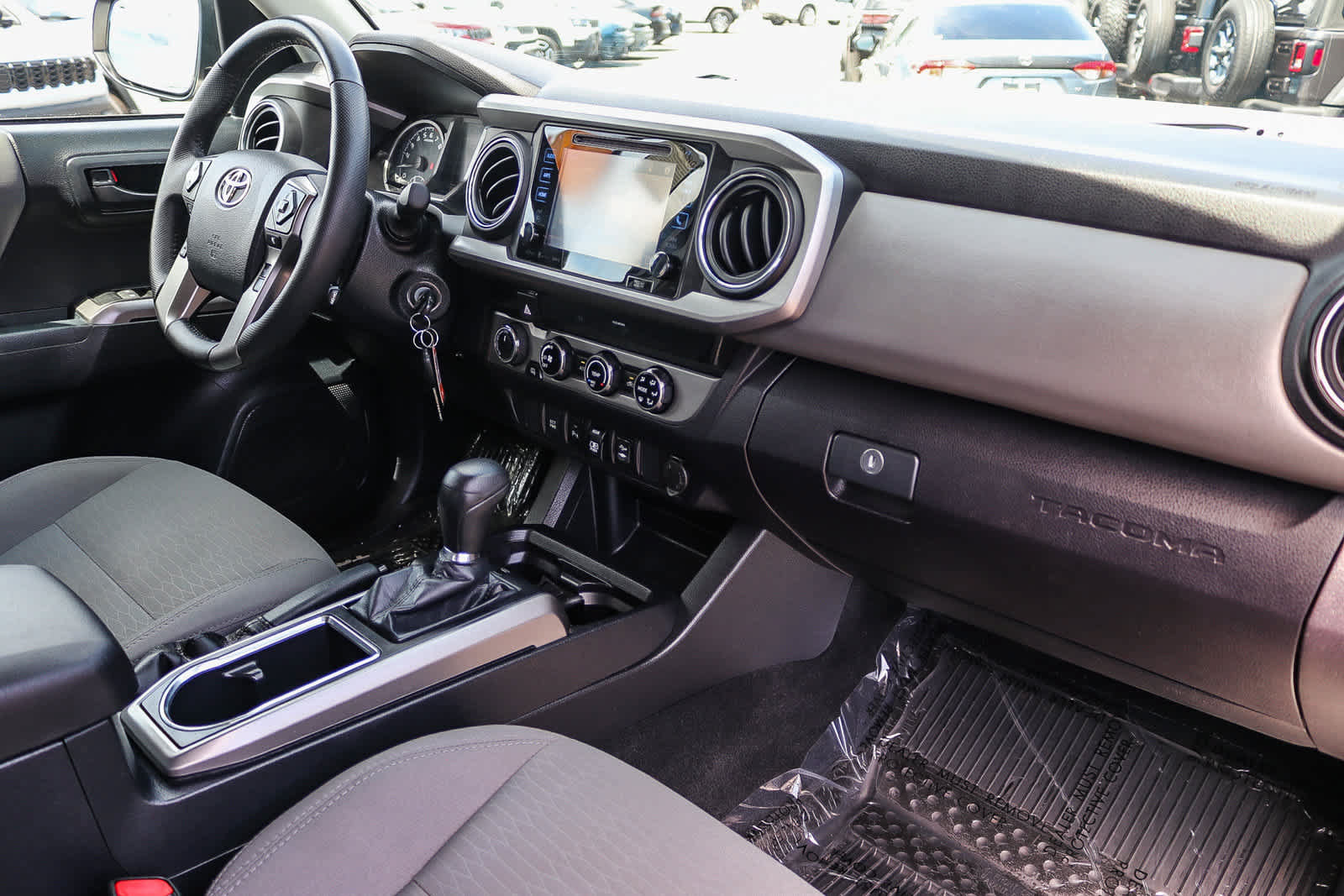 Used 2018 Toyota Tacoma SR5 AWD/4WD image 16