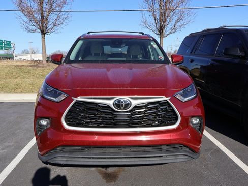 Used 2021 Toyota Highlander XLE image 2