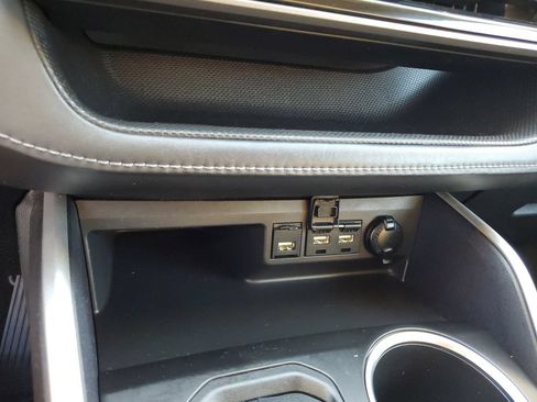 Used 2021 Toyota Highlander L FWD image 22