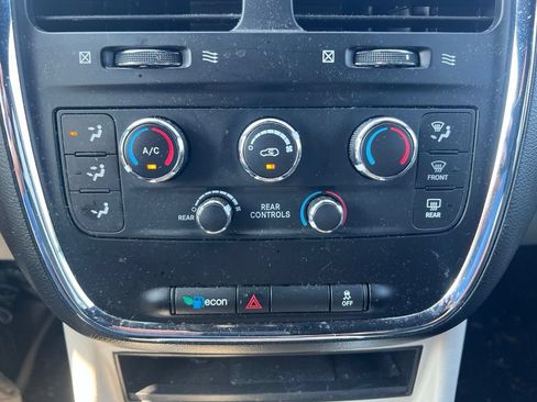 Used 2019 Dodge Grand Caravan SXT FWD image 14