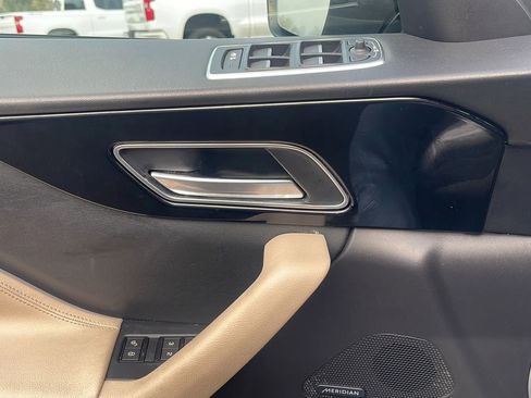 Used 2017 Jaguar F-PACE Premium image 23