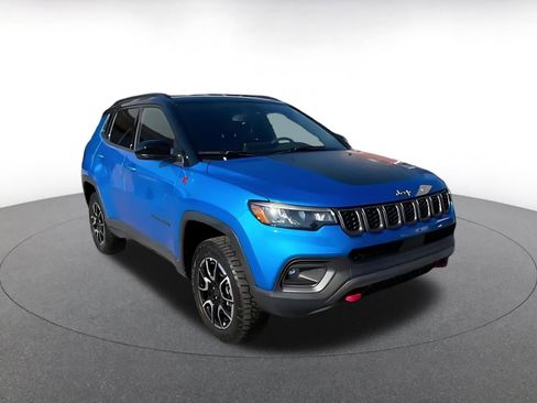 Used 2025 Jeep Compass Trailhawk image 3