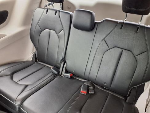 Used 2019 Chrysler Pacifica Limited image 7