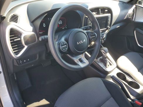 Used 2025 Kia Soul LX w/ LX Technology Package image 12