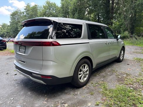 Used 2023 Kia Carnival LX FWD image 3