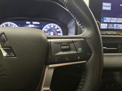 Used 2024 Mitsubishi Outlander SE Black Edition image 17