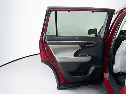Used 2022 Toyota Highlander Limited image 27