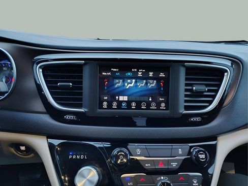 Used 2020 Chrysler Voyager LX image 19