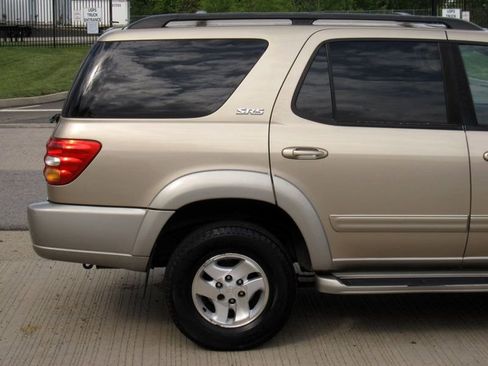 Used 2004 Toyota Sequoia SR5 AWD/4WD image 11