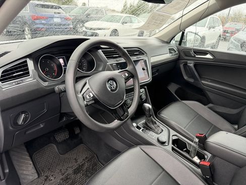 Used 2021 Volkswagen Tiguan SE w/ Panoramic Sunroof Package image 16