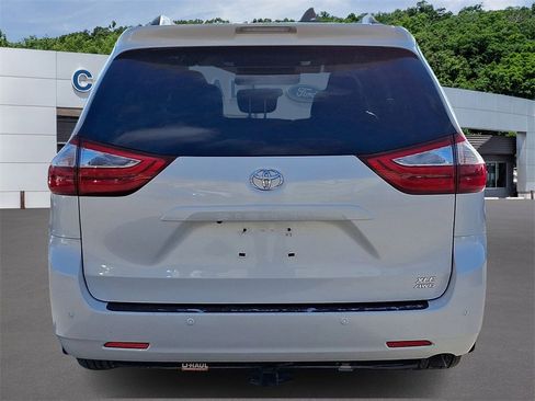 Used 2017 Toyota Sienna XLE Premium image 5
