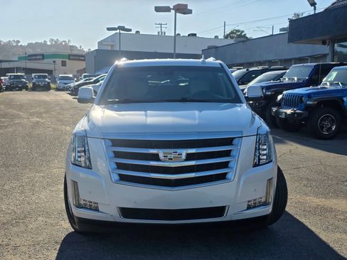 Used 2018 Cadillac Escalade Luxury image 4