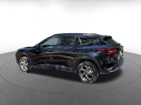 Used 2025 Chevrolet Trax LT w/ LT Convenience Package FWD image 12