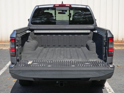 Used 2025 Nissan Frontier SV w/ SV Convenience Package RWD image 9