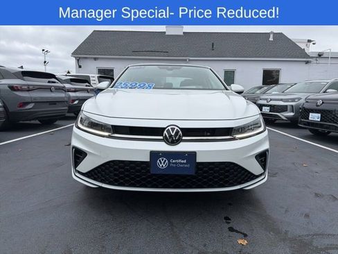 Certified 2025 Volkswagen Jetta SE w/ Sunroof Package image 2