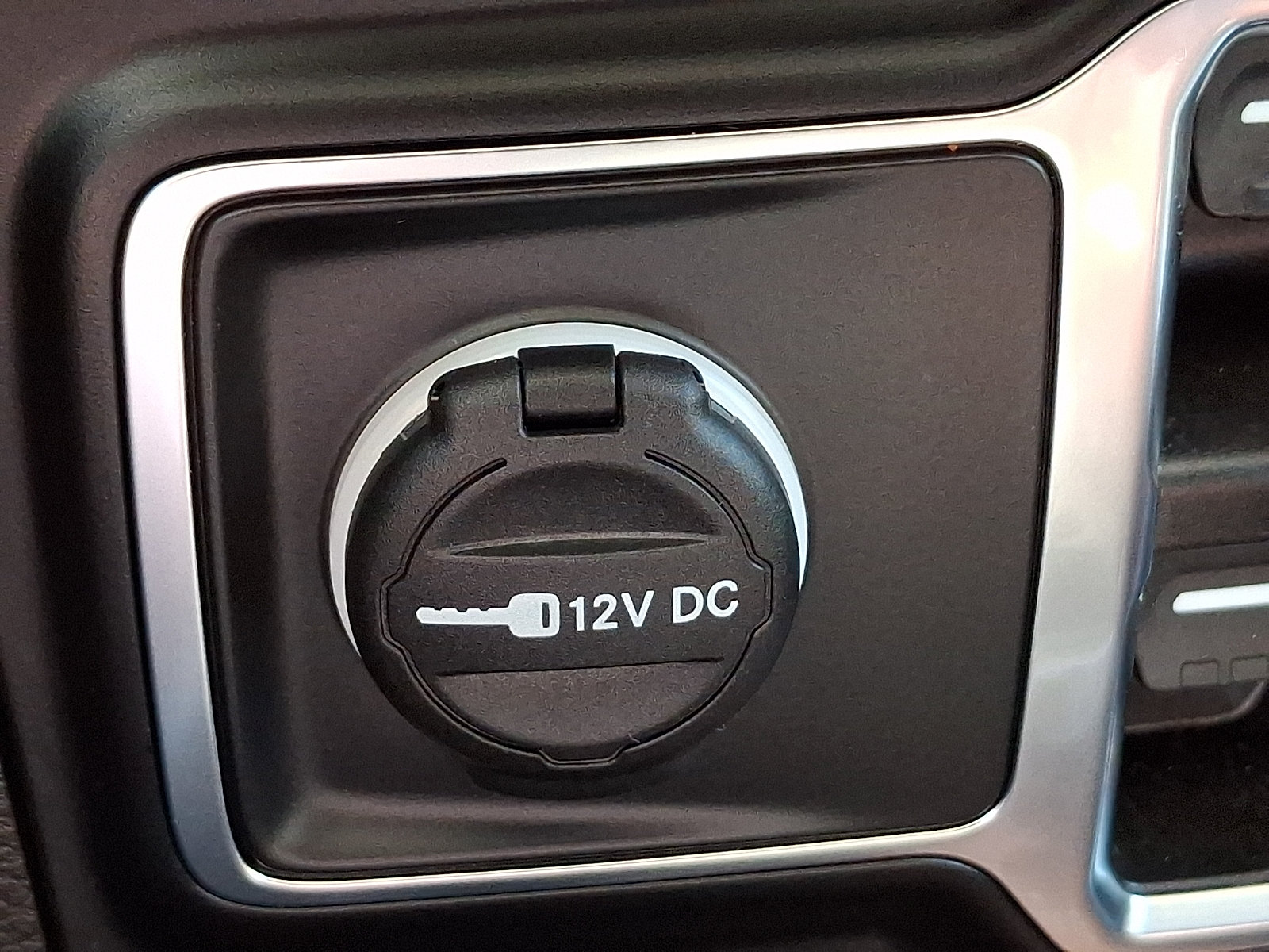 Used 2022 Jeep Wrangler Unlimited Sahara w/ Cold Weather Group AWD/4WD image 24