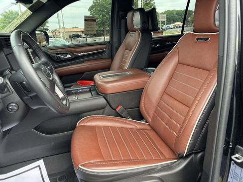 Used 2024 GMC Yukon XL Denali Ultimate AWD/4WD image 11