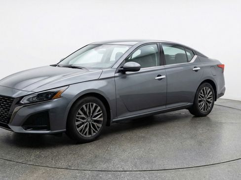 Used 2025 Nissan Altima 2.5 SV FWD image 3