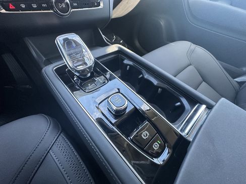 Certified 2025 Volvo XC90 B6 Plus image 24