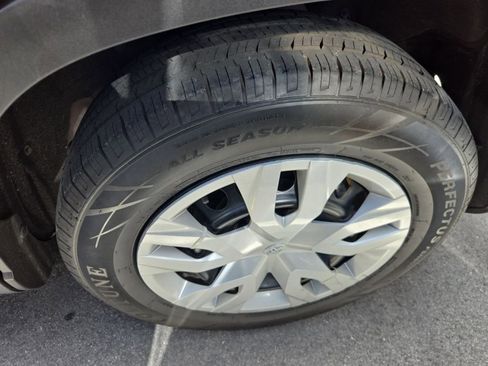 Used 2022 Toyota Corolla Cross L image 8