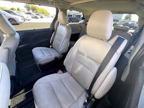 Used 2016 Toyota Sienna Limited FWD image 27
