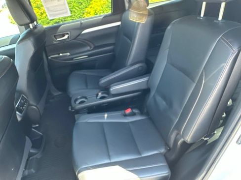 Used 2019 Toyota Highlander XLE AWD/4WD image 39