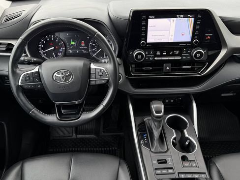 Used 2021 Toyota Highlander XLE AWD/4WD image 12