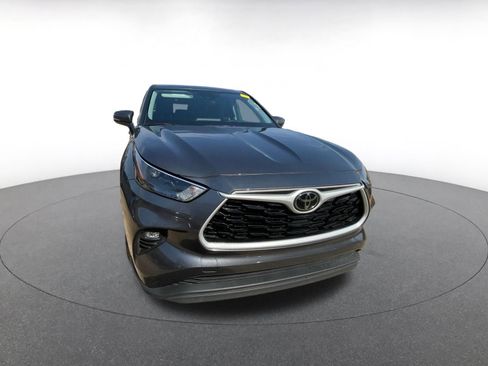 Used 2025 Toyota Highlander LE image 2